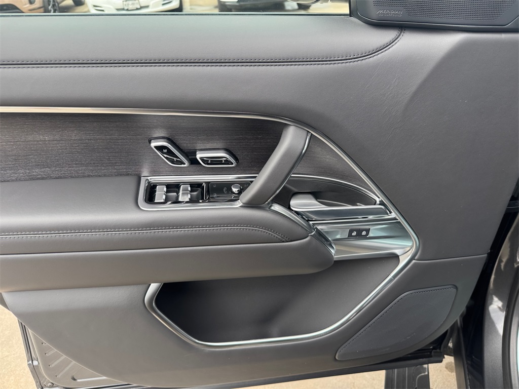 2025 Land Rover Range Rover SE photo 15
