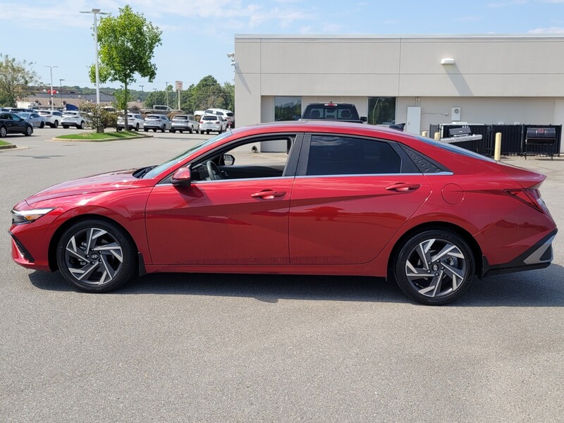 2024 Hyundai Elantra SEL photo 4