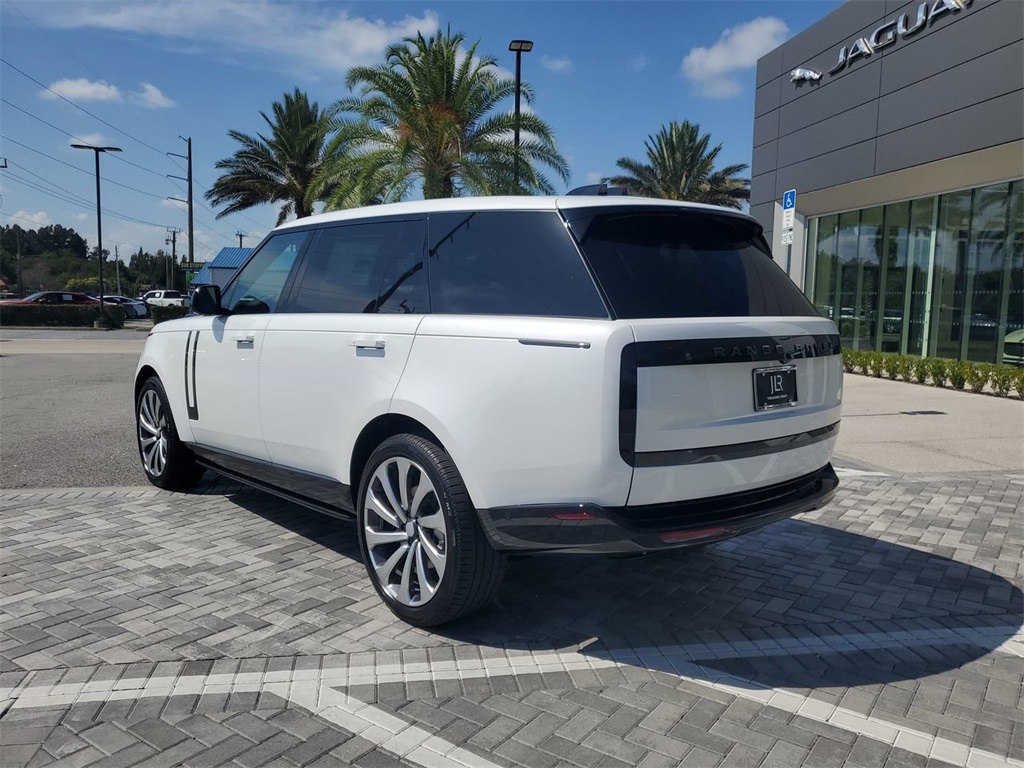 2025 Land Rover Range Rover SE photo 3