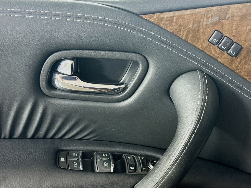 2015 Infiniti QX80 photo 17