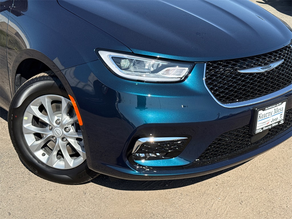 2025 Chrysler Pacifica photo 3
