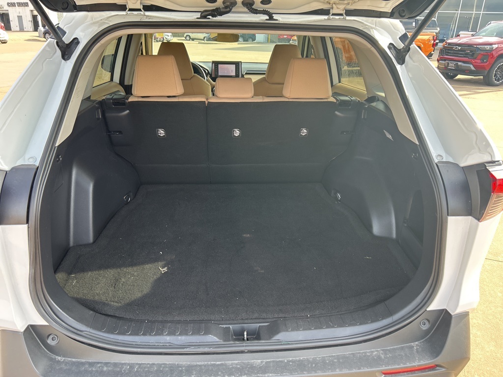 2021 Toyota RAV4 LE photo 21