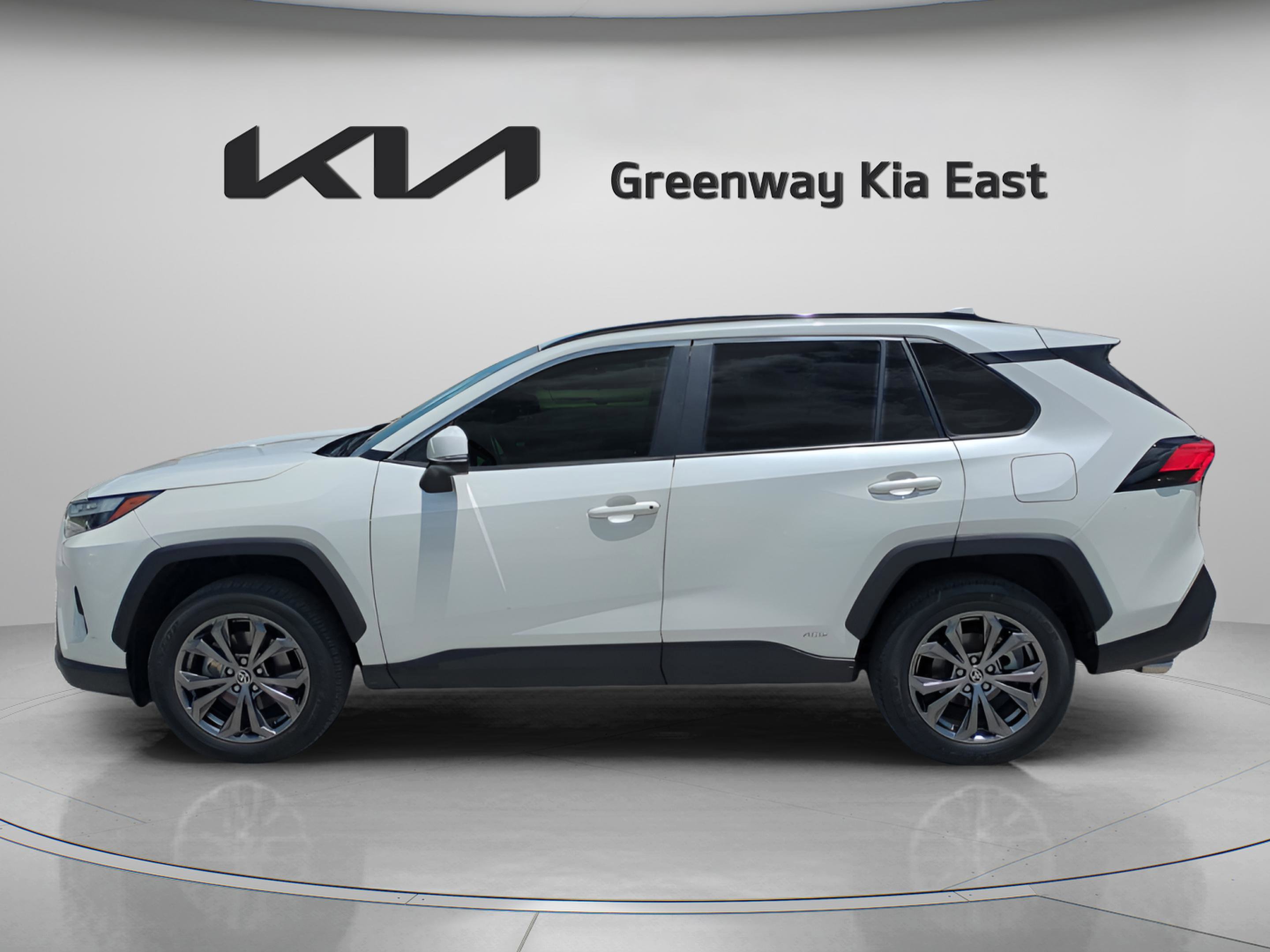 2022 Toyota RAV4 XLE Premium photo 4