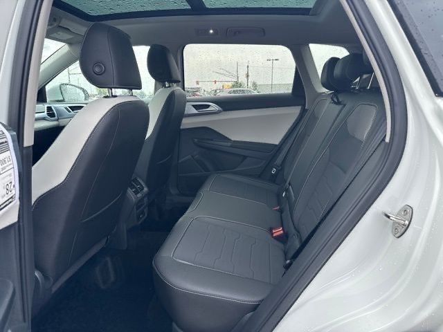 2025 Volkswagen Taos SE photo 8