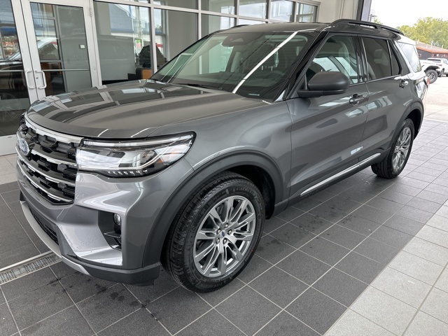 2025 Ford Explorer photo 3