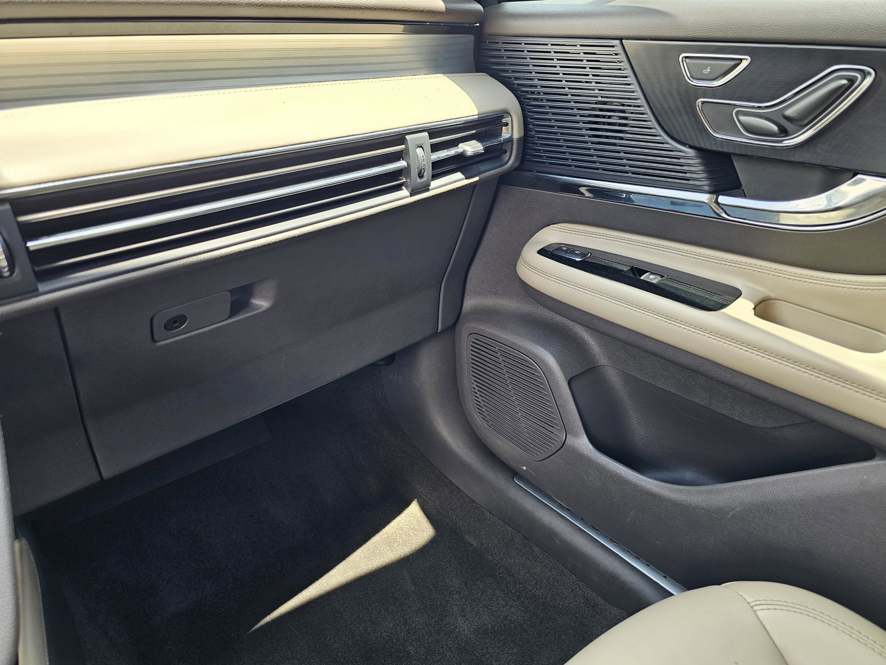 2021 Lincoln Corsair Standard photo 21