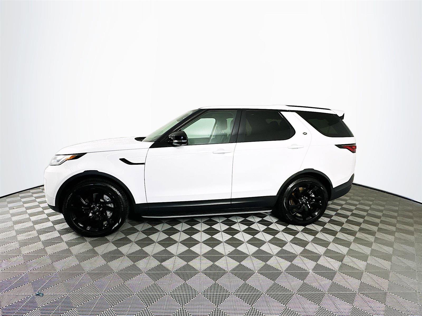 2024 Land Rover Discovery S photo 8