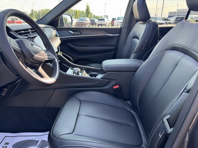 2025 Jeep Grand Cherokee Limited photo 2