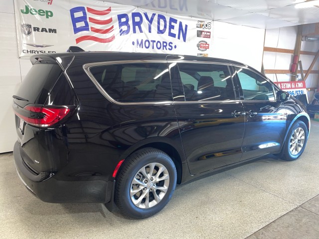 2026 Chrysler Pacifica photo 2