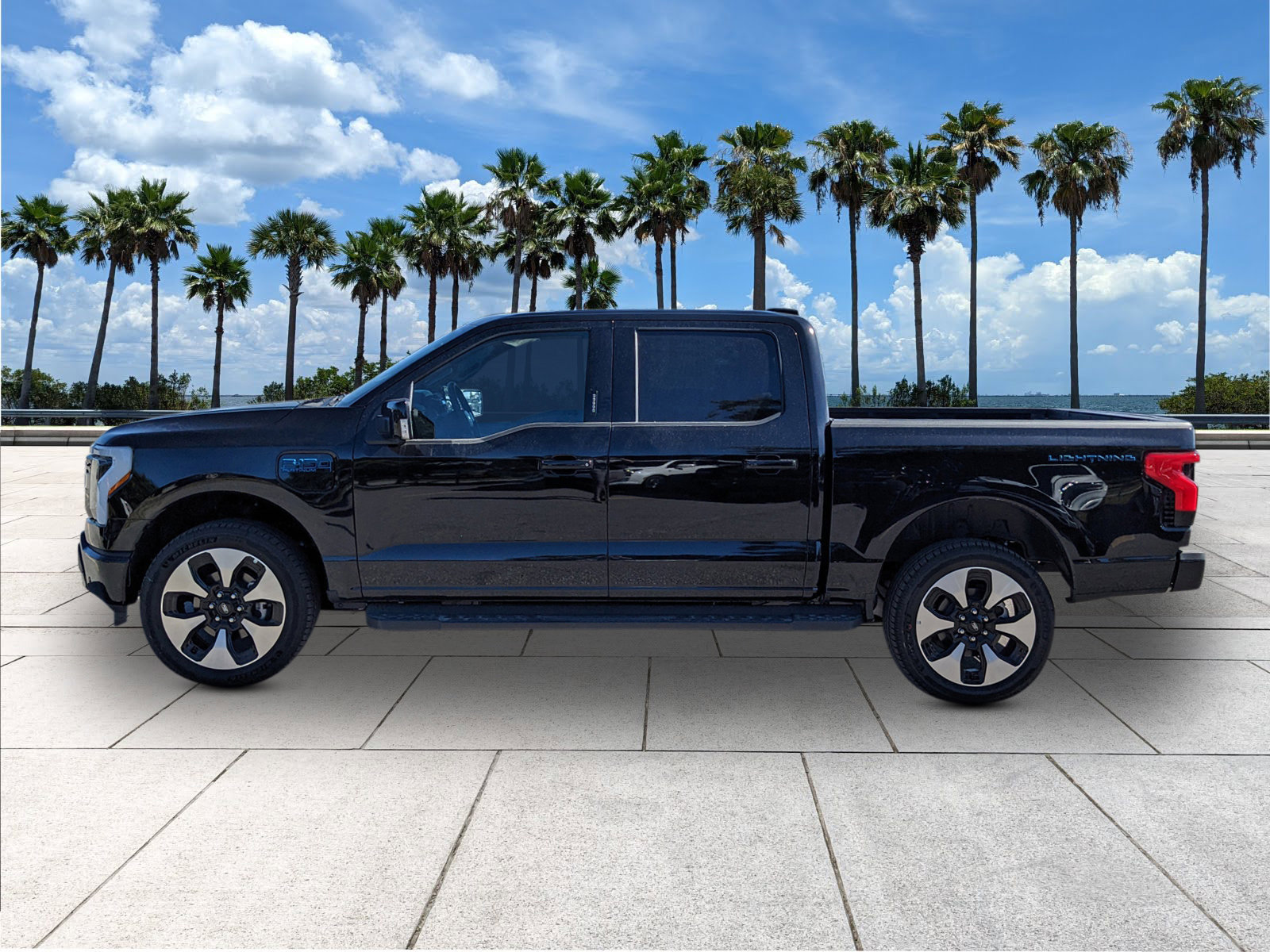 2025 Ford F-150 Lightning Platinum photo 4
