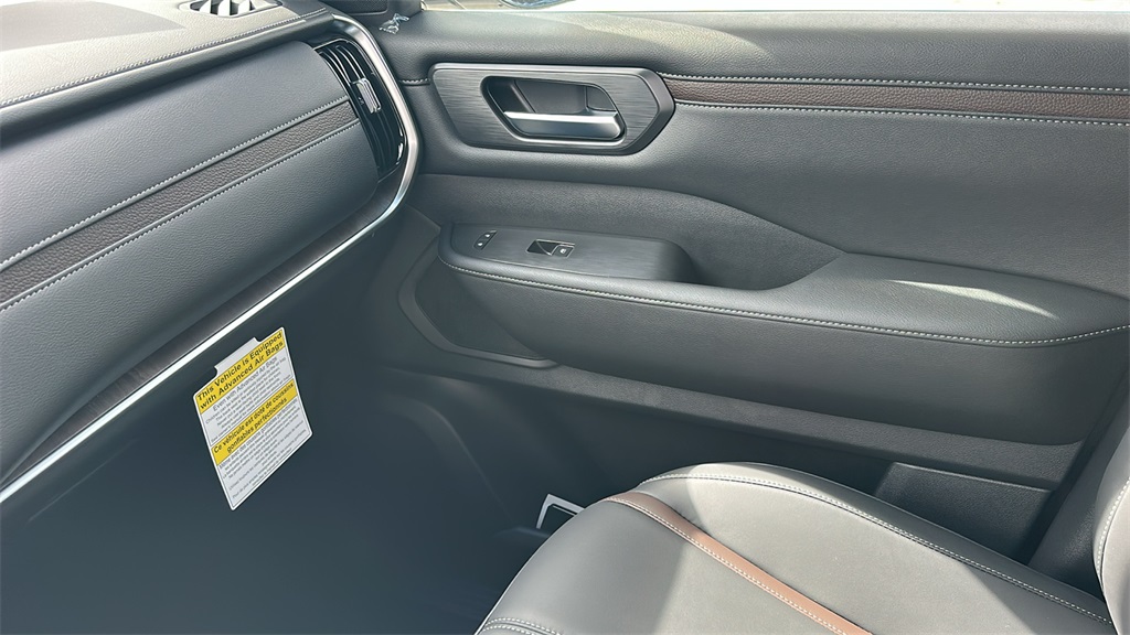 2025 Nissan Armada SL photo 22