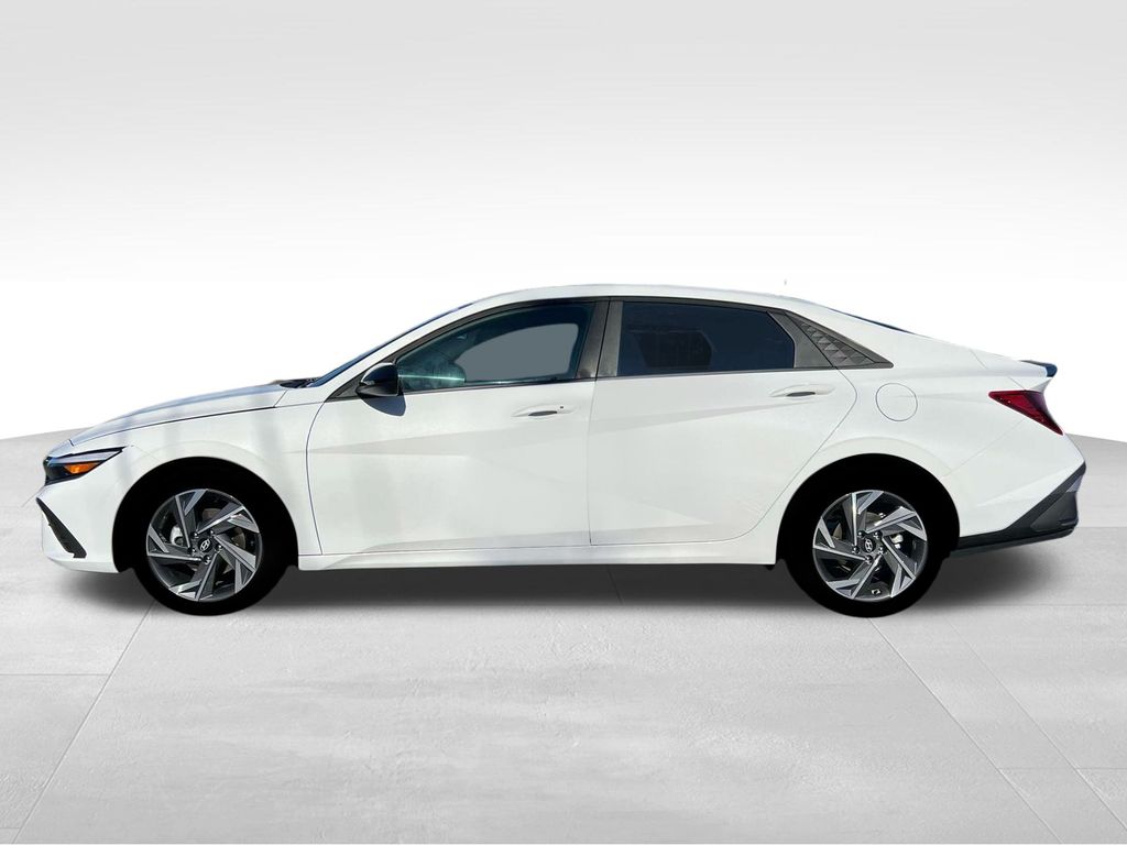 2025 Hyundai Elantra SEL Sport photo 3