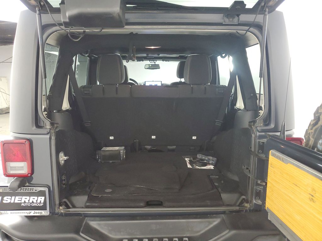 2016 Jeep Wrangler Unlimited Rubicon photo 28