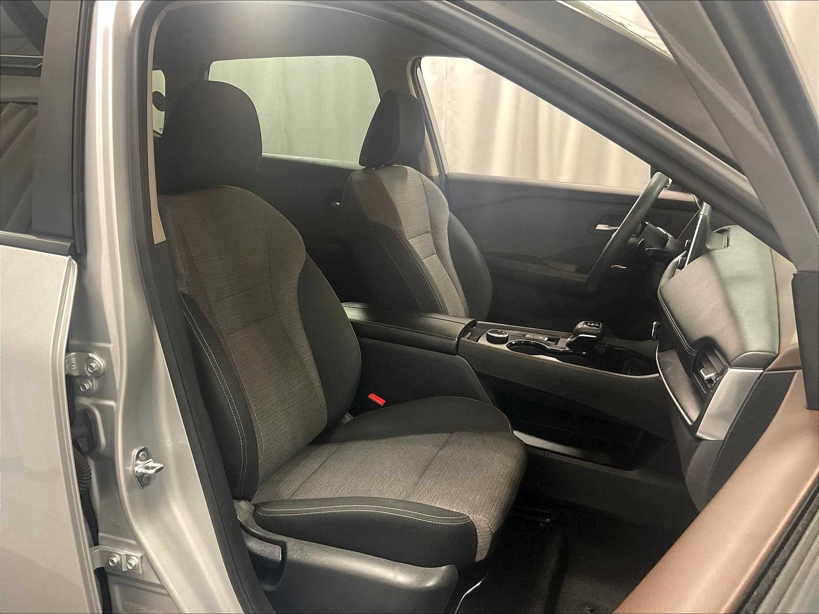 2023 Nissan Rogue SV photo 11