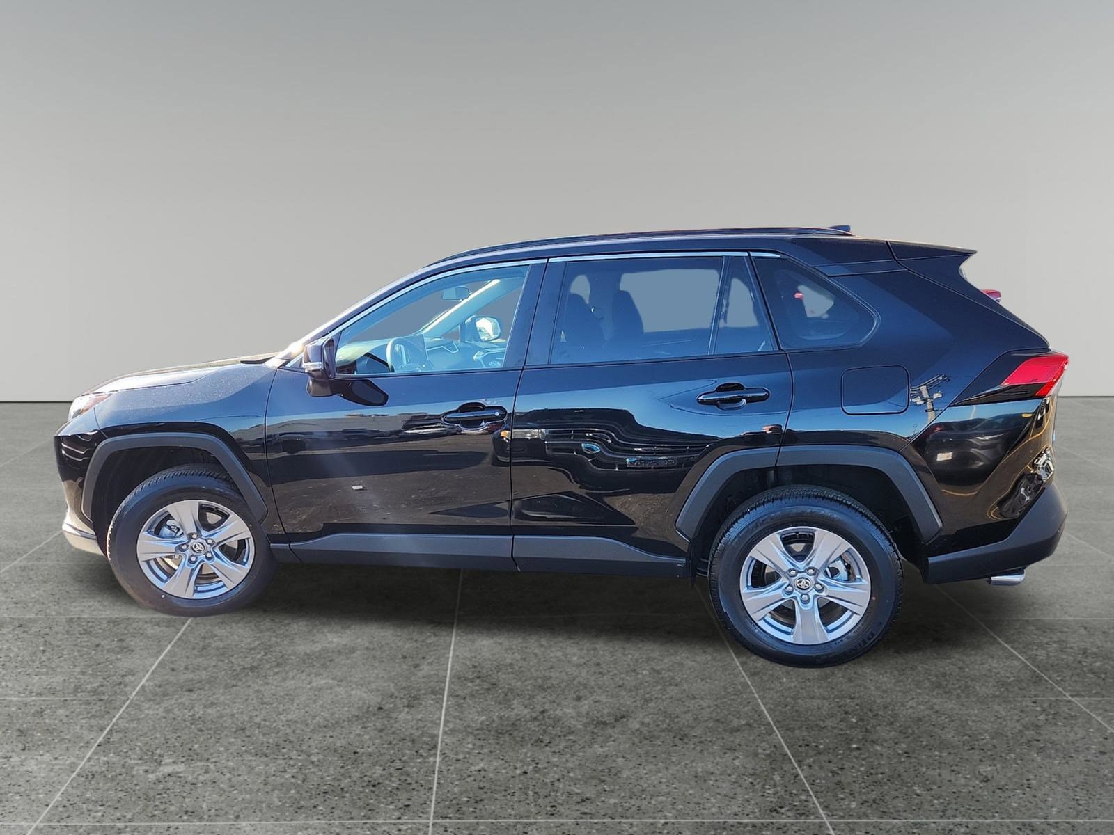 2025 Toyota RAV4 XLE photo 3