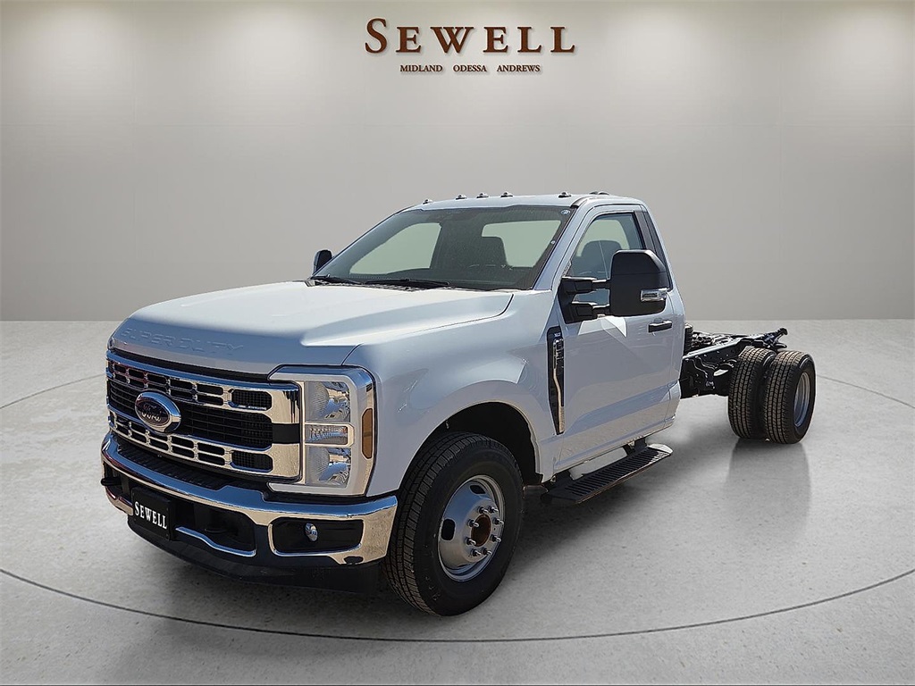 2026 Ford F-350 Super Duty Chassis Cab XLT
