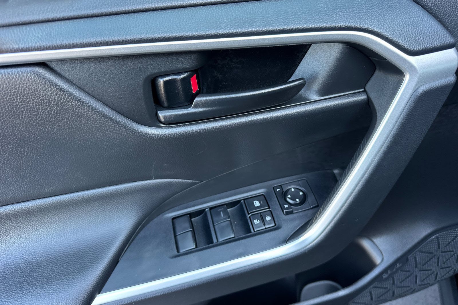 2022 Toyota RAV4 LE photo 9