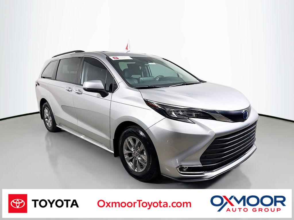 2024 Toyota Sienna XLE's photo