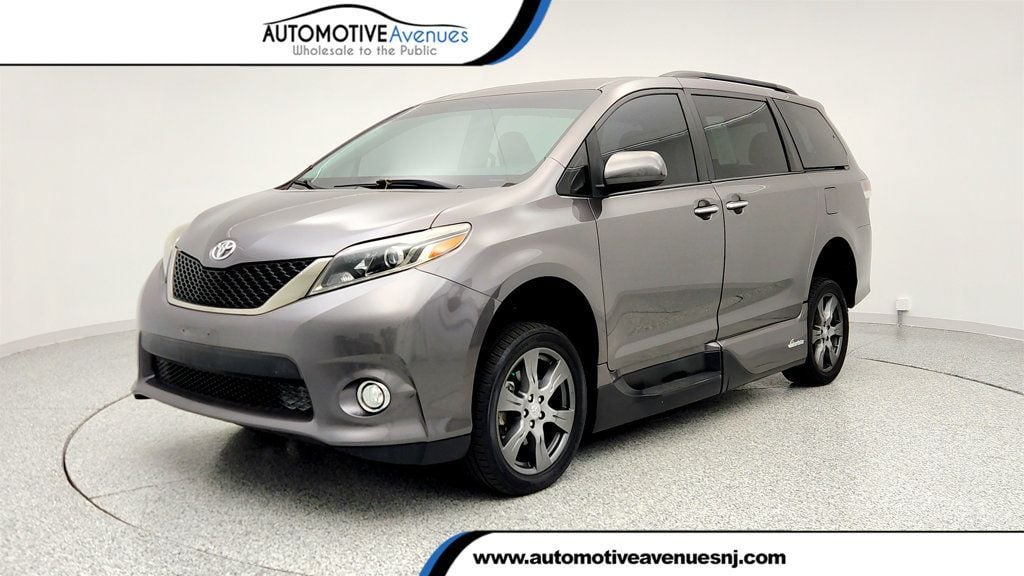 2017 Toyota Sienna SE's photo