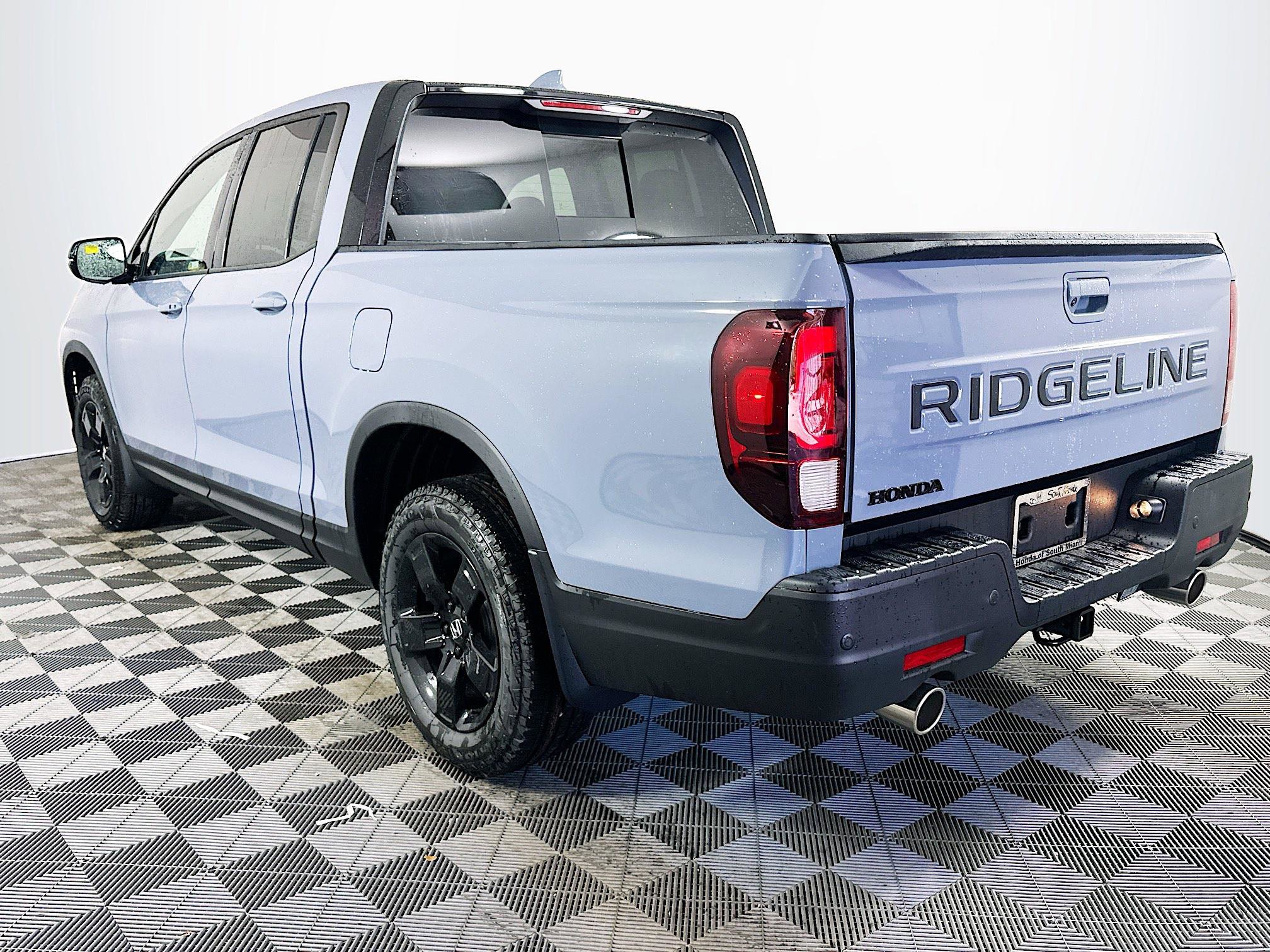 2025 Honda Ridgeline Black Edition photo 4