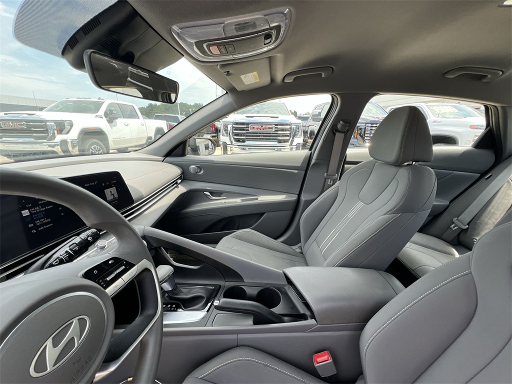 2024 Hyundai Elantra SEL photo 12