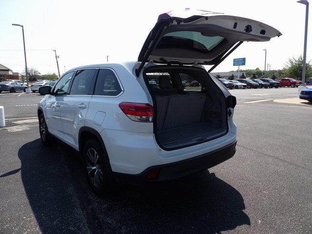 2019 Toyota Highlander LE photo 10