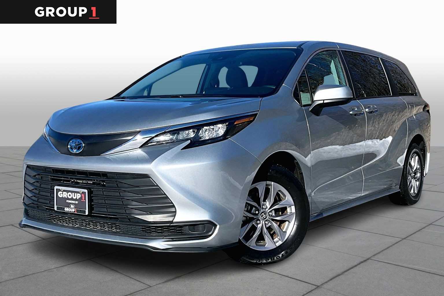 2024 Toyota Sienna LE's photo