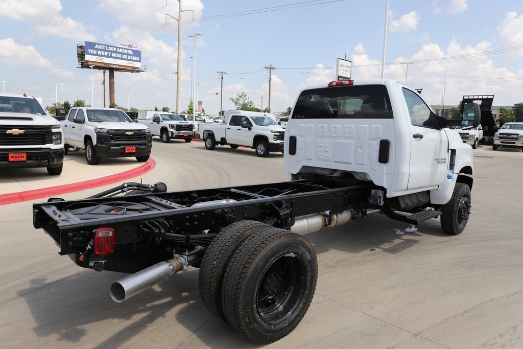 2024 Chevrolet Silverado 6500HD photo 4