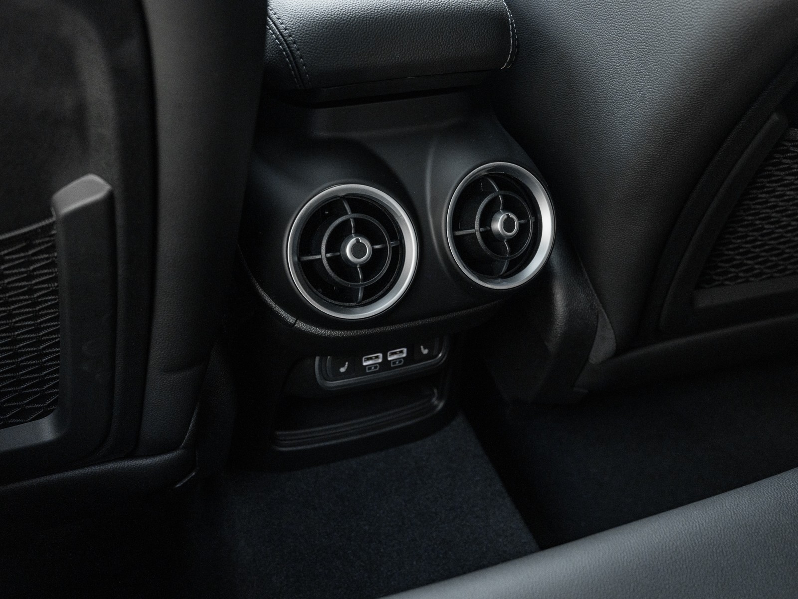 2024 Alfa Romeo Stelvio photo 42