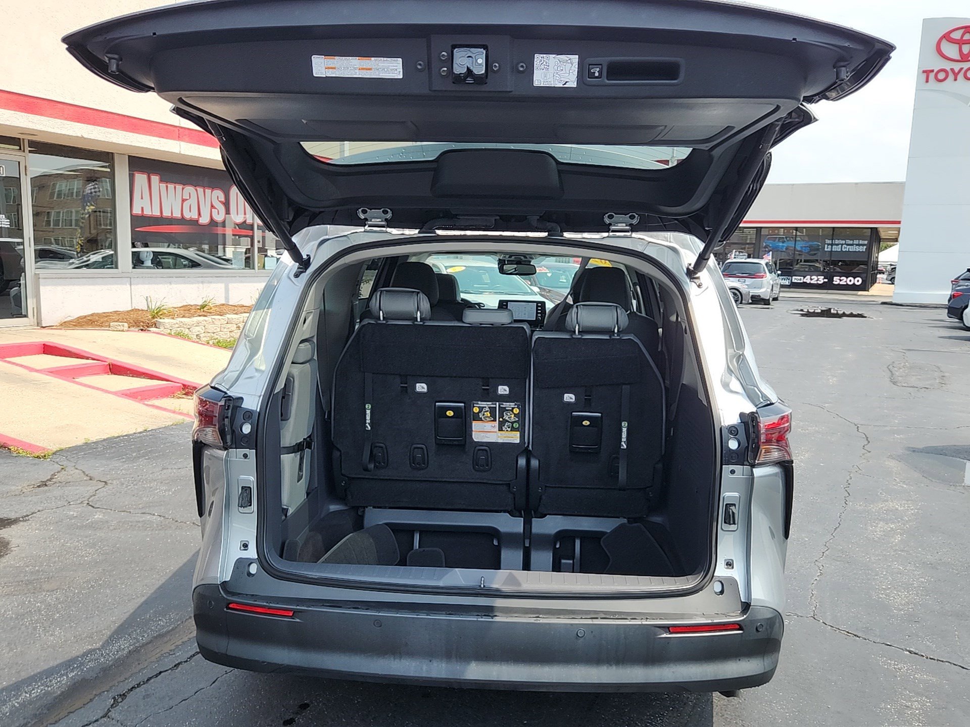 2023 Toyota Sienna XLE photo 28