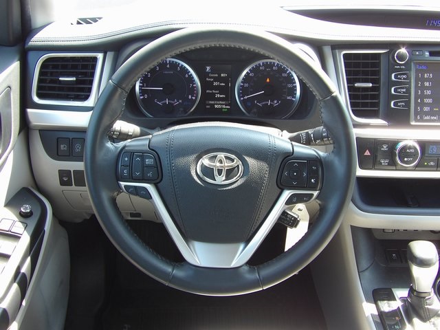 2019 Toyota Highlander LE photo 23