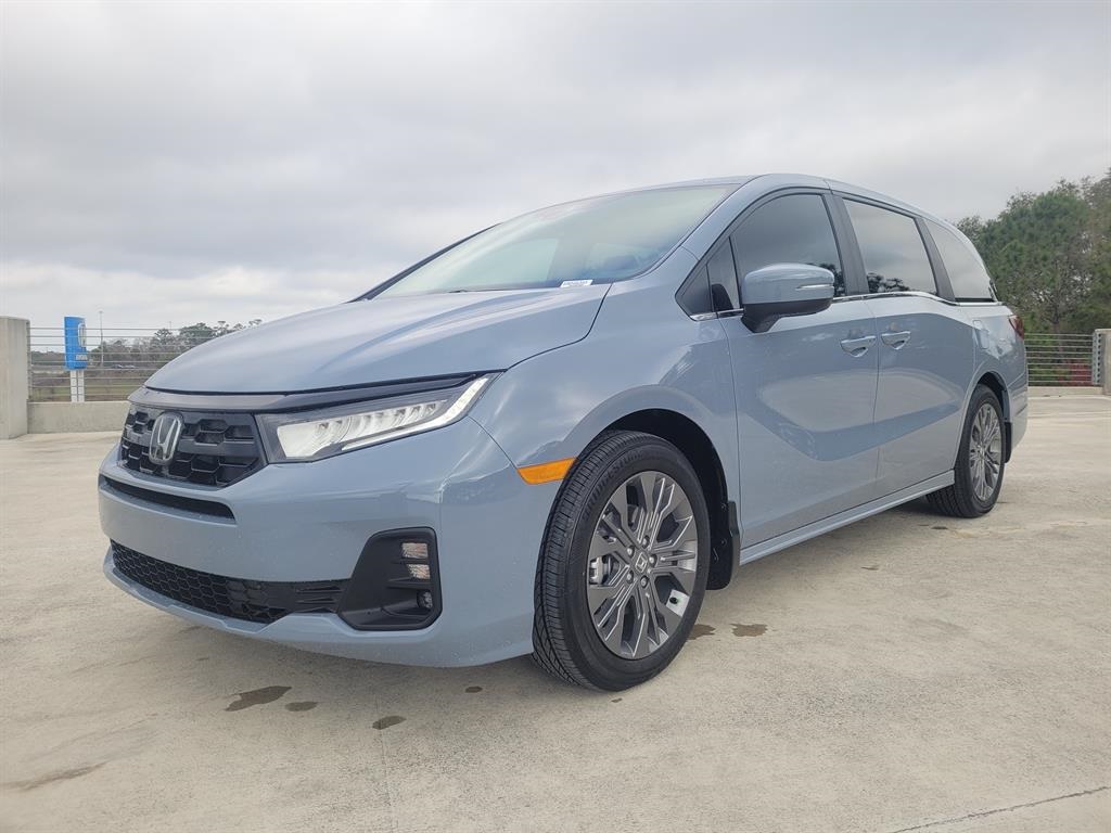 2026 Honda Odyssey Touring photo 3