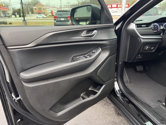 2025 Jeep Grand Cherokee Laredo X photo 3