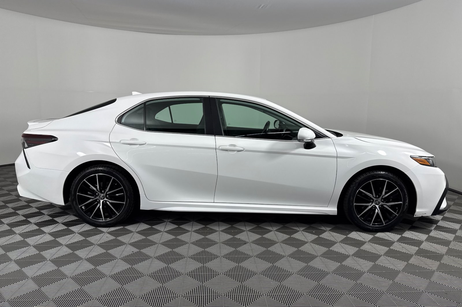 2024 Toyota Camry SE photo 3