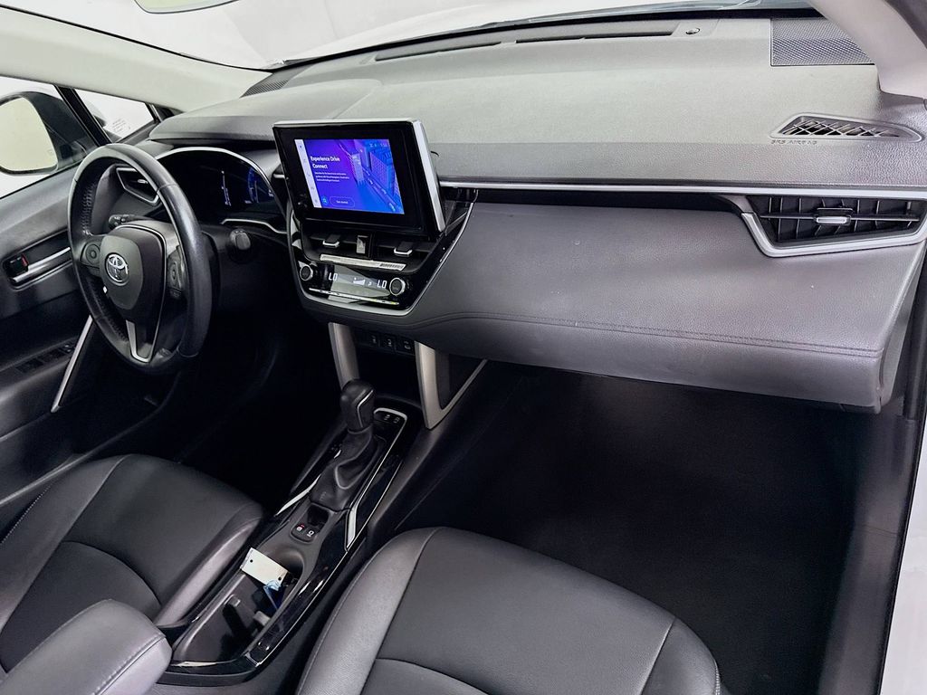 2023 Toyota Corolla Cross XLE photo 31
