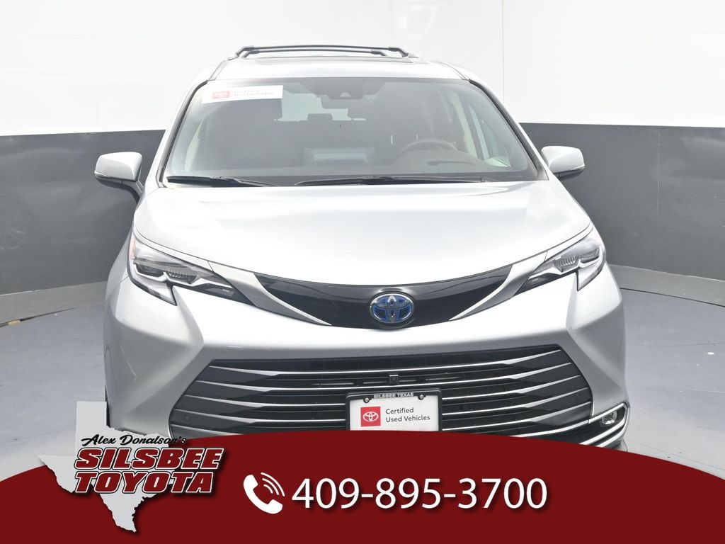 2022 Toyota Sienna Platinum photo 2