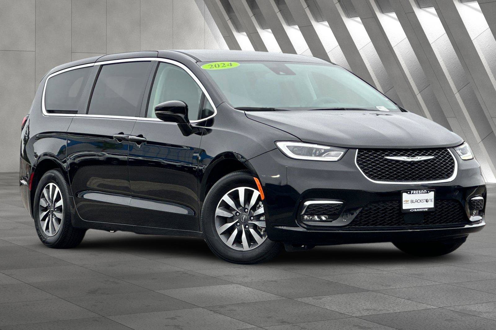 2024 Chrysler Pacifica PHEV Select's photo