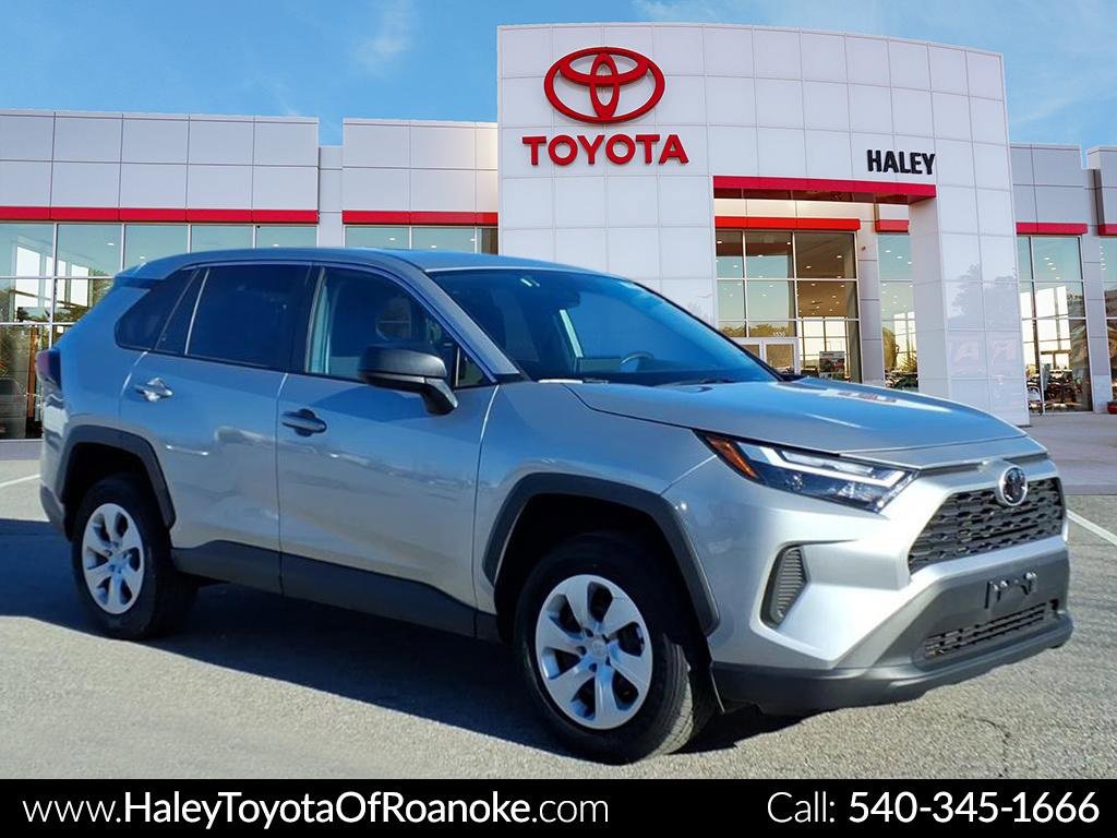 2025 Toyota RAV4 LE's photo