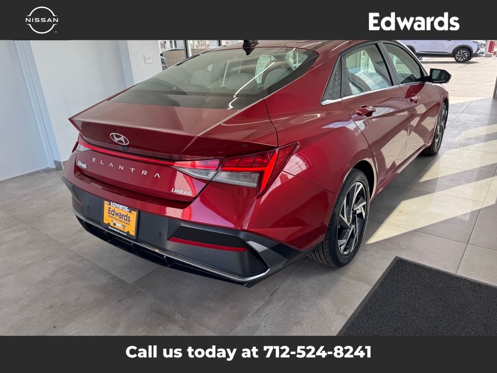 2024 Hyundai Elantra Limited photo 8