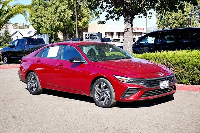 Used 2025 Red Hyundai SEL Sport image 5