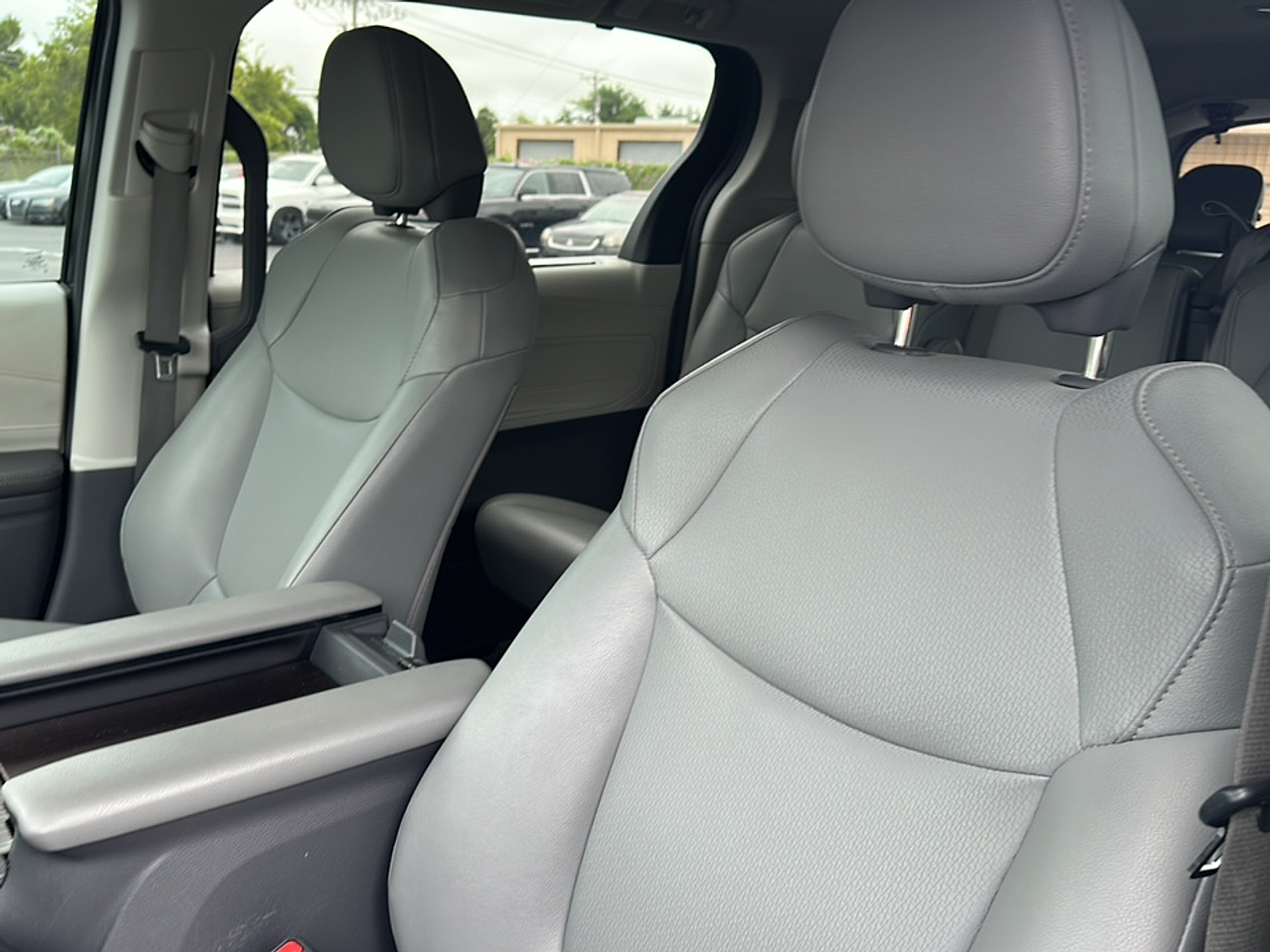 2024 Toyota Sienna XLE photo 6