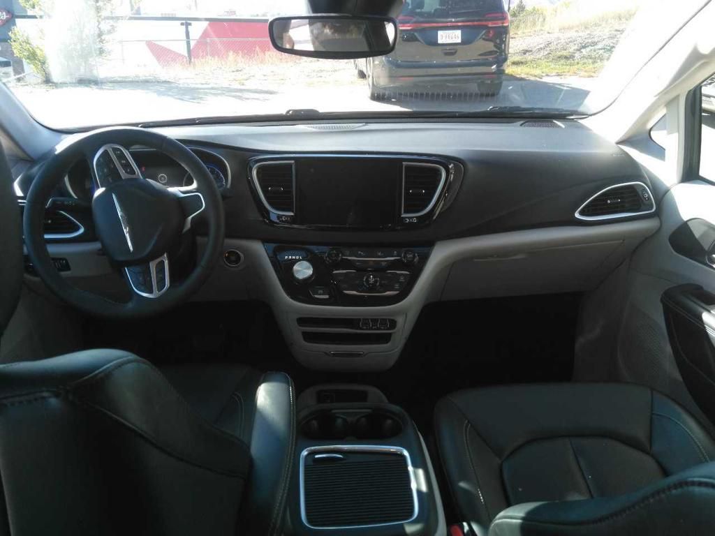 2024 Chrysler Pacifica Touring L photo 2