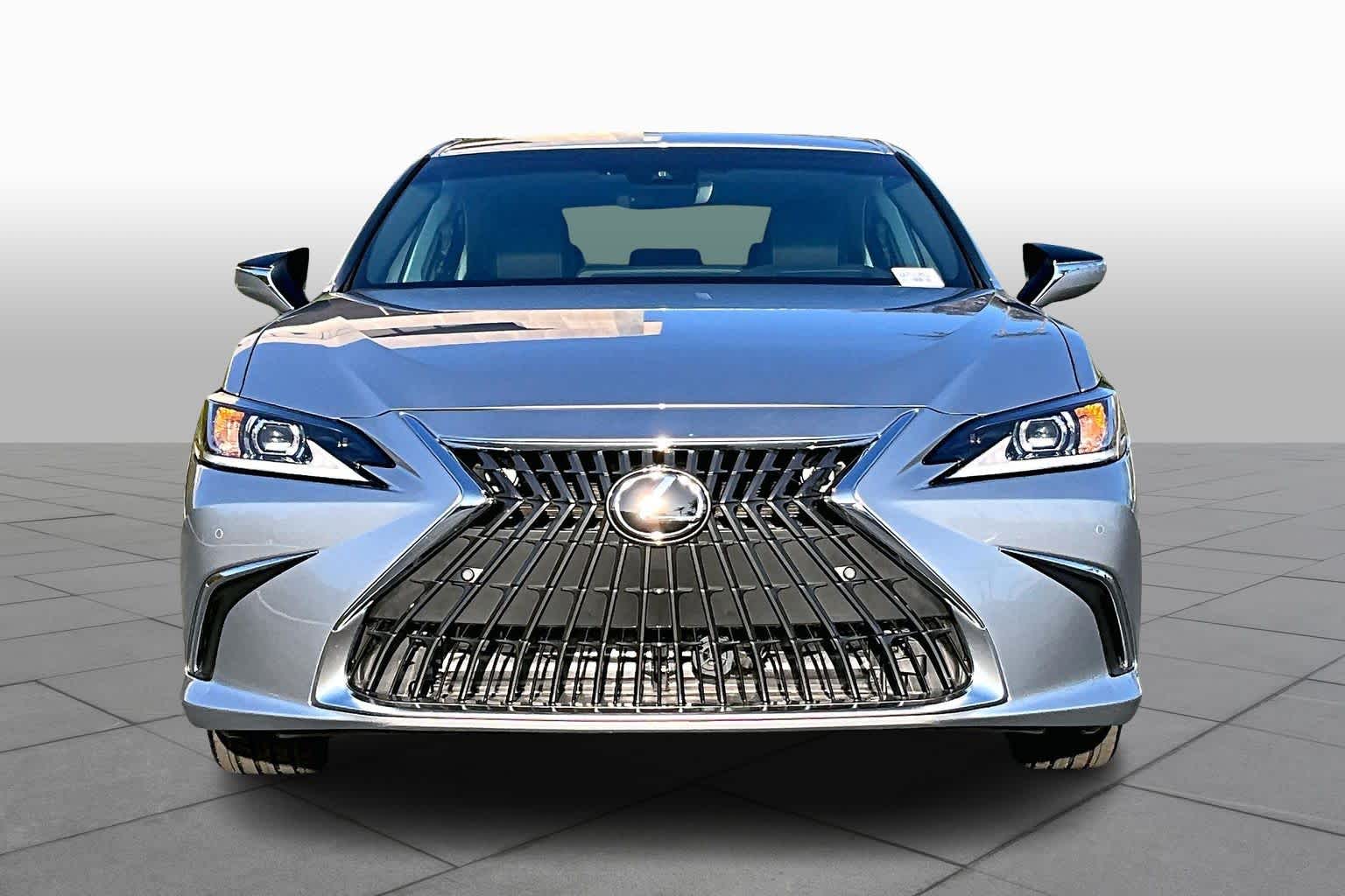 2025 Lexus ES 300h photo 3