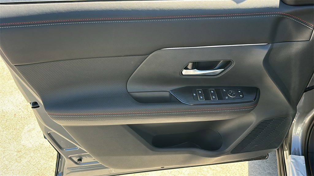 2026 Nissan Kicks SR photo 11