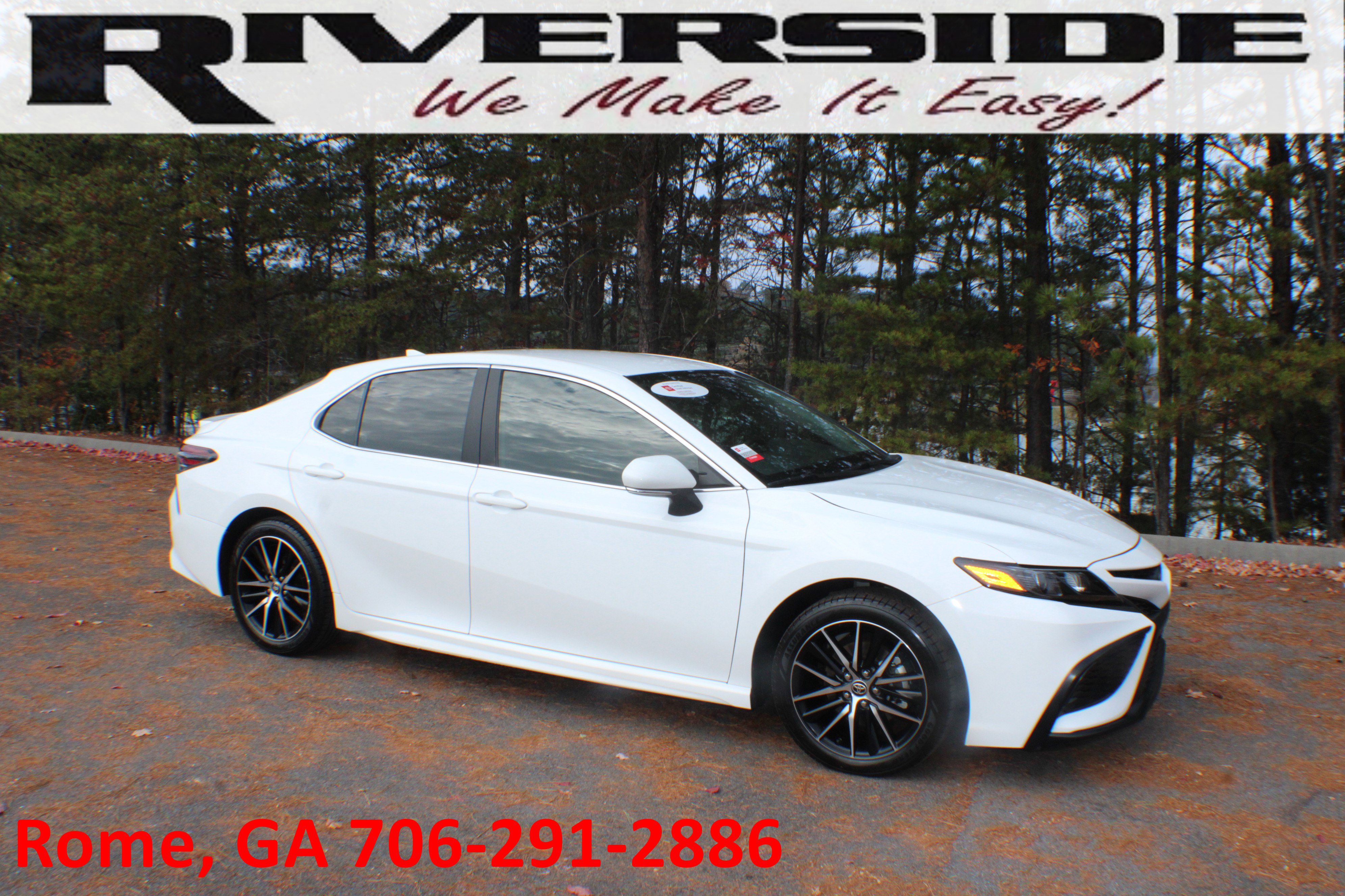 2024 Toyota Camry SE's photo