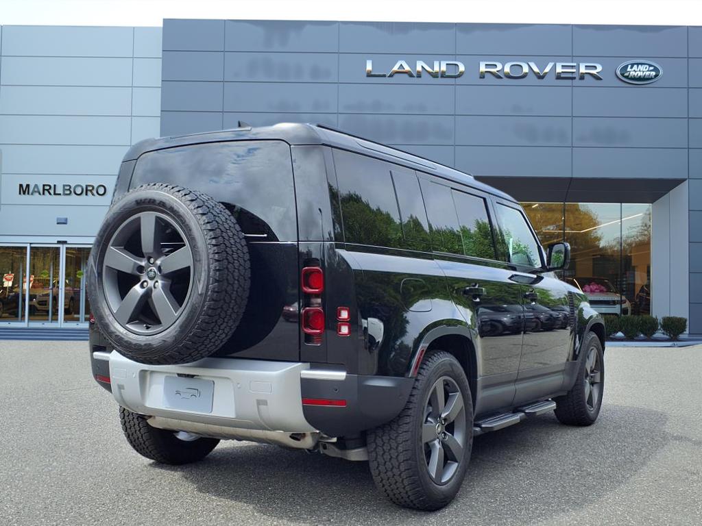 2025 Land Rover Defender 110 S photo 2