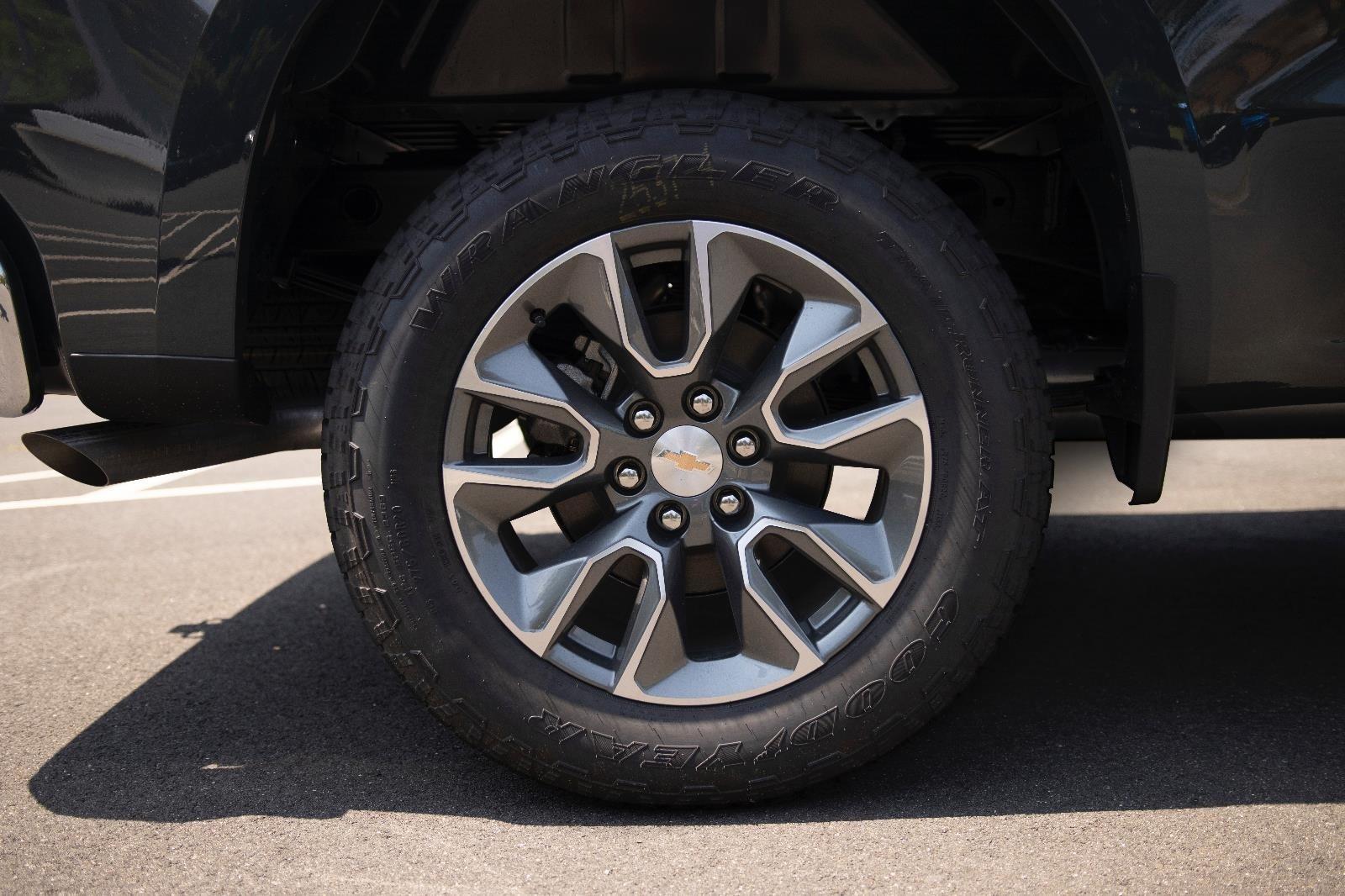 2025 Chevrolet Silverado 1500 LT photo 9