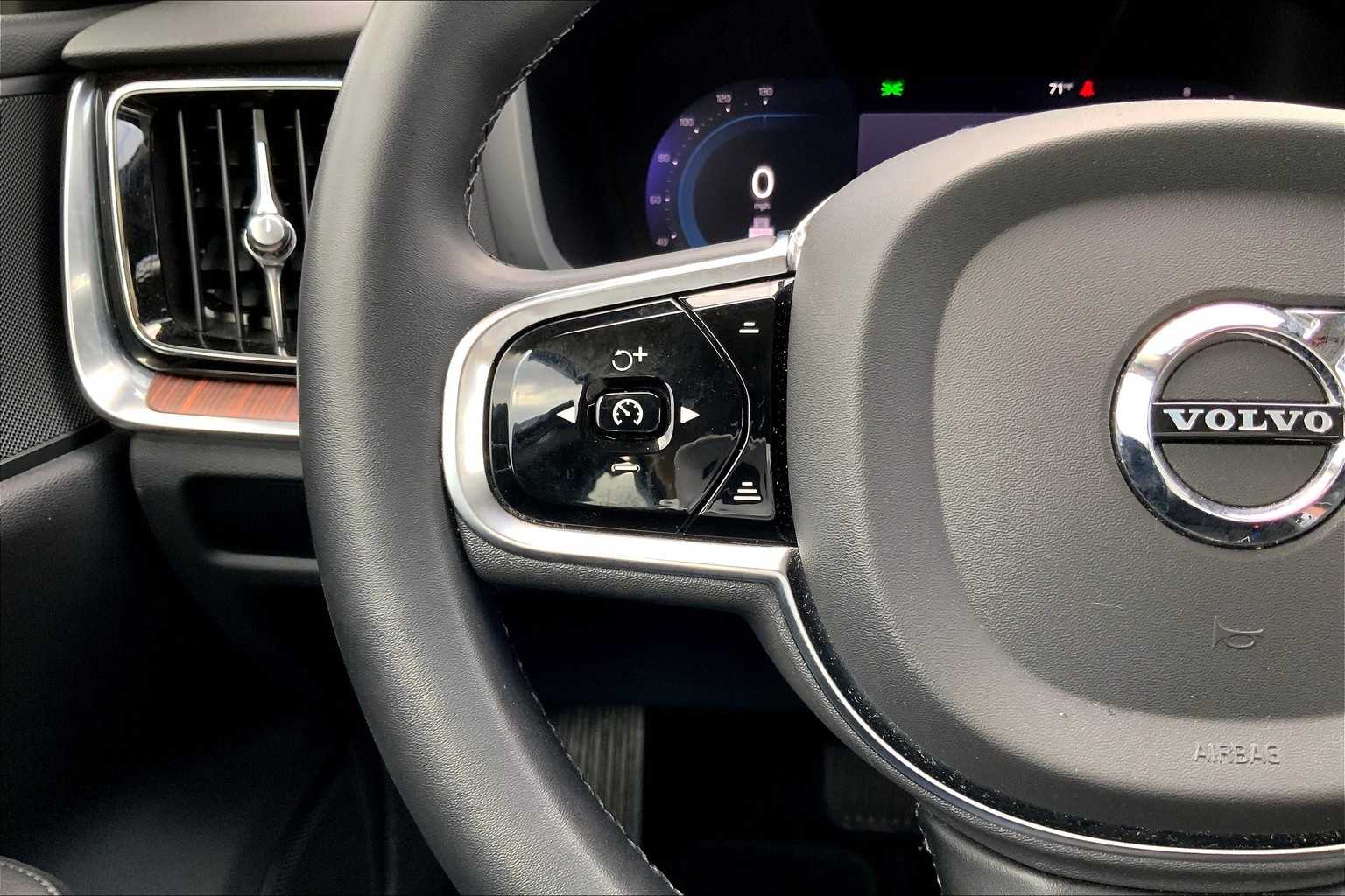 2024 Volvo S60 Plus photo 22