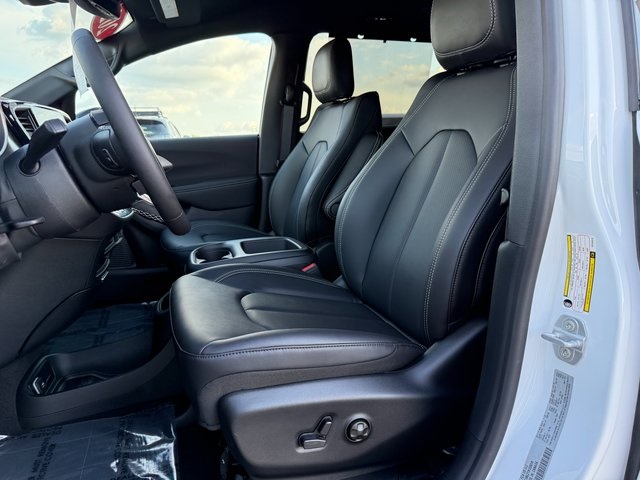 2026 Chrysler Pacifica photo 23