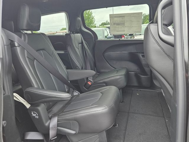 2025 Chrysler Pacifica photo 11